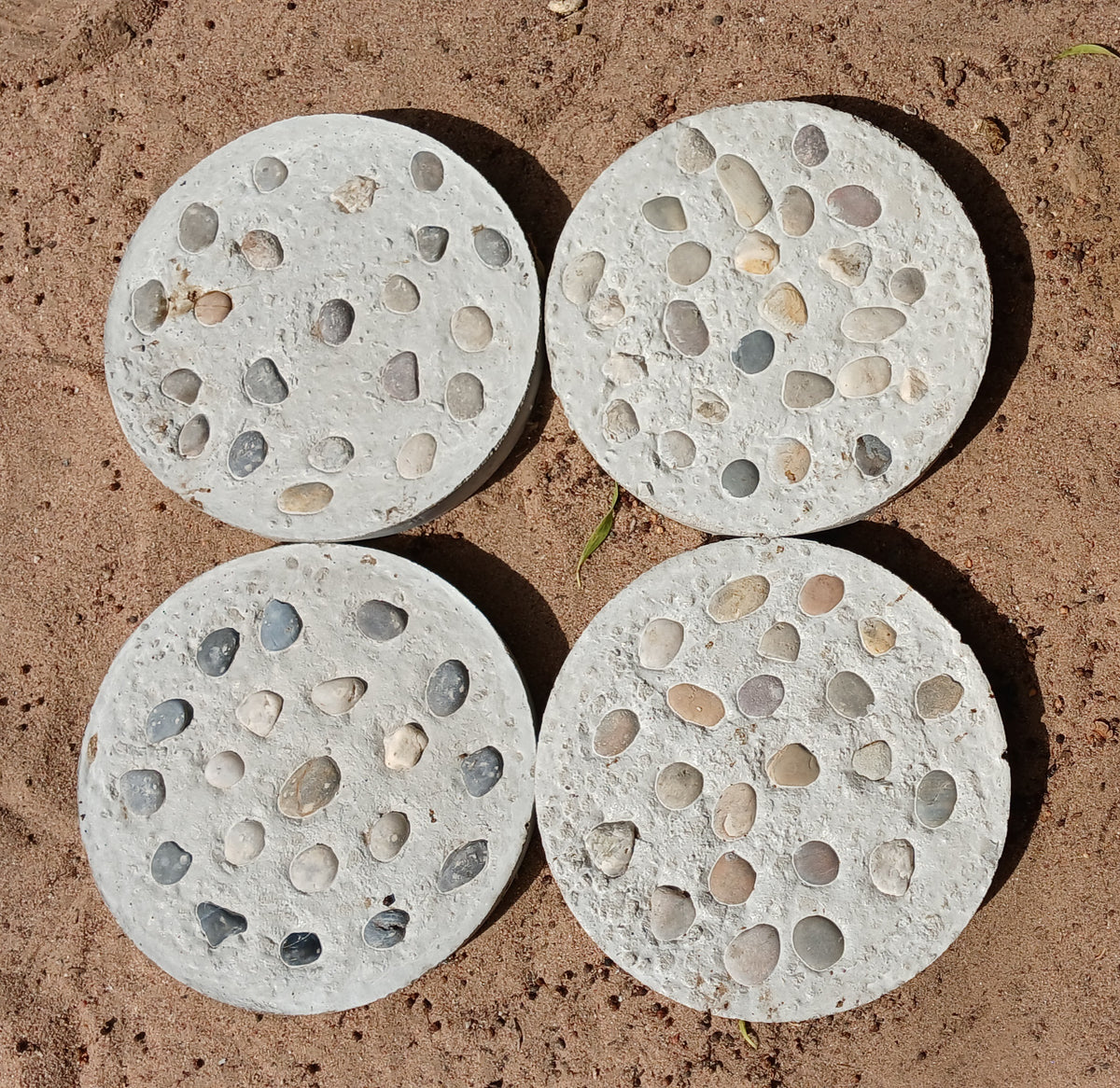 Pebble-Embedded Concrete Stepping Stone – 260mm Round