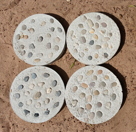 Pebble-Embedded Concrete Stepping Stone – 260mm Round
