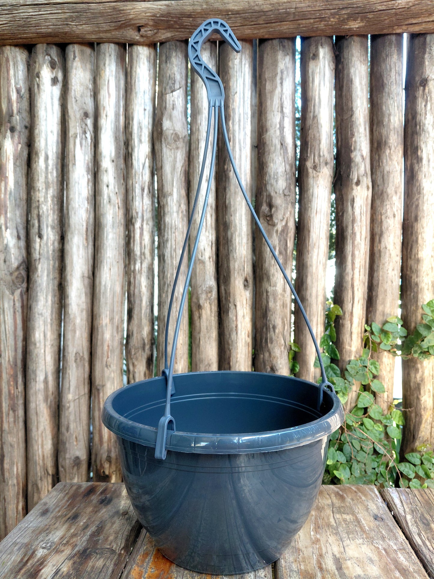 25cm Plastic Hanging Basket with Hanger – 5L